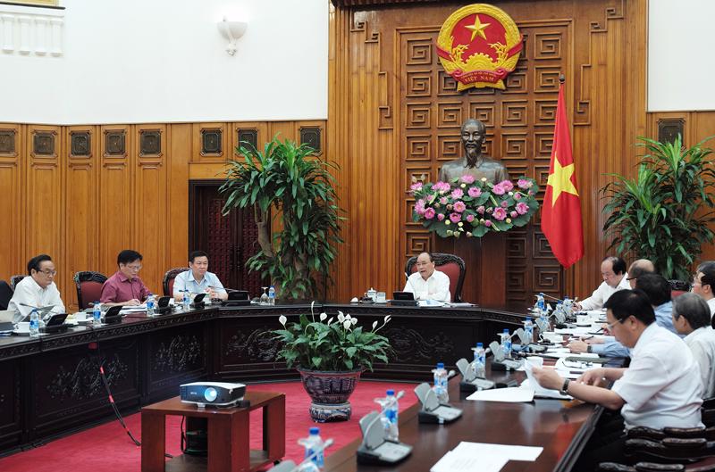 Thủ tướng Nguyễn Xuân Phúc làm việc với Tổ tư vấn kinh tế ngày 29/7.<br>