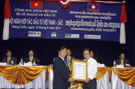 Phó tổng giám đốc Tập đoàn HAG Nguyễn Văn Minh nhận giấy phép đầu tư.