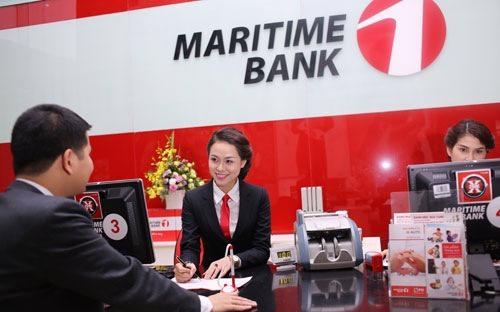 Khách hàng giao dịch tại Maritime Bank.