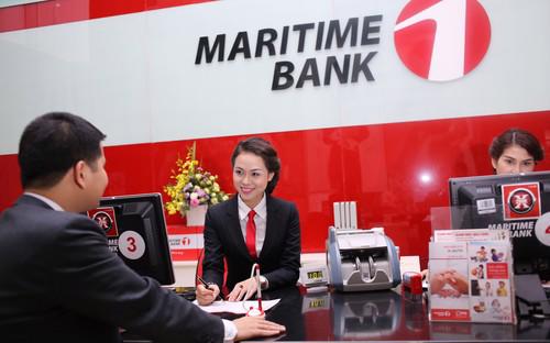 Khách hàng giao dịch tại Maritime Bank.