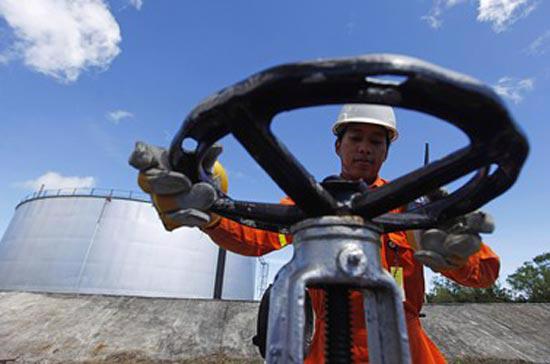 Giá năng lượng đang chịu sức ép từ triển vọng tiêu thụ năng lượng trong bối cảnh kinh tế toàn cầu càng lúc càng sa sút - Ảnh: Reuters.