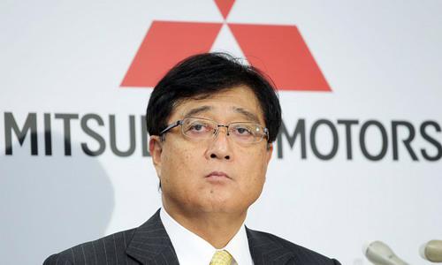 Ông Osamu Masuko trong buổi họp báo thừa nhận gian dối mức nhiên liệu tiêu thụ - Ảnh: Reuters.