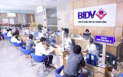 Khách hàng giao dịch tại BIDV.