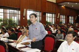 Đại biểu Nguyễn Tiến Quân đề nghị bổ sung hình thức hợp tác xã y tế vào dự luật khám bệnh, chữa bệnh.