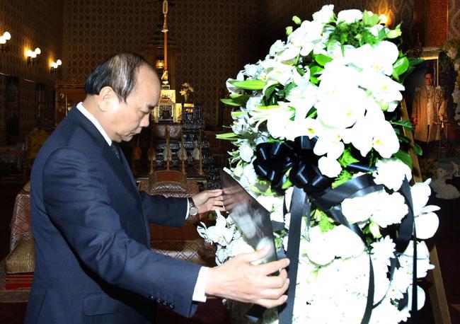 Thủ tướng Nguyễn Xuân Phúc đặt vòng hoa viếng nhà vua Thái Lan Bhumibol Adulyadej.<br>