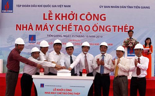 Lãnh đạo Petro Vietnam và UBND tỉnh Tiền Giang tại lễ khởi công dự án vào cuối tháng 10/2010.<br>
