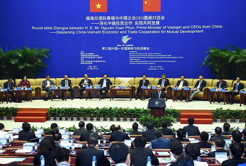 Thủ tướng Nguyễn Xuân Phúc phát biểu trước hàng trăm doanh nghiệp lớn Trung Quốc.<br>