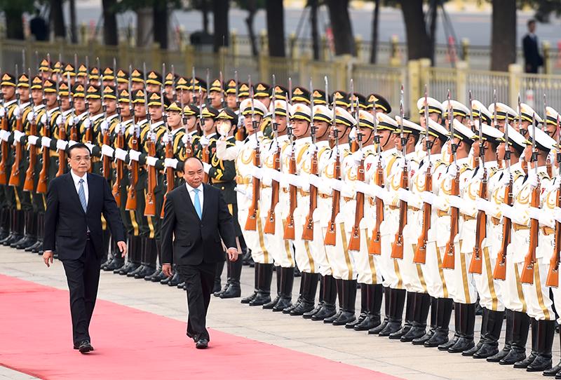 Hai Thủ tướng duyệt đội danh dự của Trung Quốc chiều 12/9.<br>