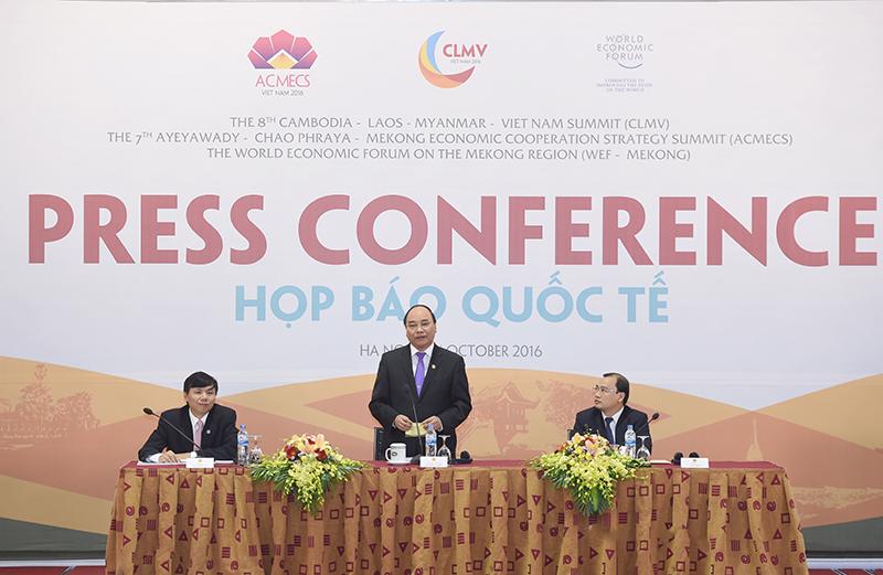 Thủ tướng Nguyễn Xuân Phú chủ trì họp báo quốc tế chiều 26/10.<br>