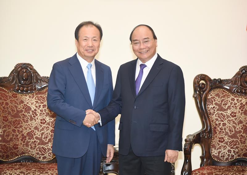  Thủ tướng Nguyễn Xuân Phúc tiếp Chủ 
tịch Hội đồng quản trị kiêm Tổng giám đốc Công ty Samsung Electronics 
Hàn Quốc Shin Jong Kyun, chiều 6/10.