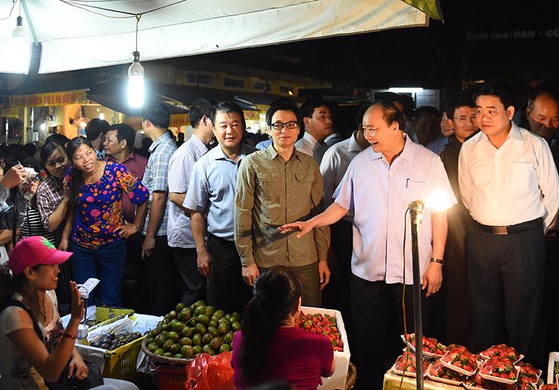 Thủ tướng Nguyễn Xuân Phúc cùng lãnh đạo Chính phủ thị sát chợ Long Biên rạng sáng 27/9.<br>