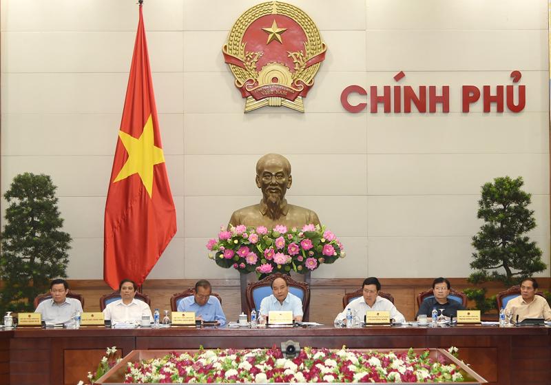 Thủ tướng Nguyễn Xuân Phúc chủ trì phiên họp của Thường trực Chính phủ bàn về Luật Đơn vị hành chính - kinh tế đặc biệt, ngày 2/8.<br>