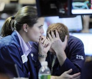 Phản ứng trước tuyên bố của ông Paulson, thị trường chứng khoán Mỹ đã rơi gần 3% trong 20 phút và sau đó duy trì xu hướng giảm điểm đến hết ngày giao dịch - Ảnh: AP.