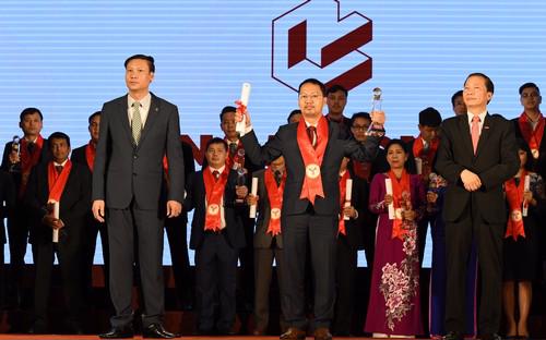 Ông Nguyễn Minh Quang - đại diện Công ty Cổ phần Đầu tư Nam Long lên nhận danh hiệu Thương hiệu mạnh Việt Nam 2017.
