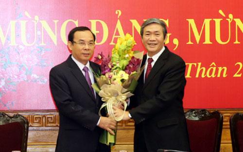 Thường trực Ban Bí thư Đinh Thế Huynh tặng hoa chúc mừng tân Chánh văn phòng Trung ương Đảng Nguyễn Văn Nên.<br>