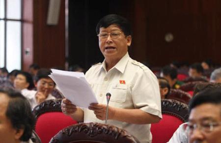 Đại biểu Nguyễn Minh Hồng: “Luật Nhà văn không phải là sáng kiến của tôi, tôi chỉ là cầu nối đưa nguyện vọng của Hội Nhà văn đến Quốc hội thôi”.
