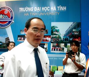 Phó thủ tướng Nguyễn Thiện Nhân thăm gian trưng bày của Đại học Hà Tĩnh - Ảnh: Anh Quân