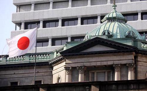 Nếu đồng yên chạm mức “nguy hiểm” 105 yên/USD, Ngân hàng Trung ương Nhật sẽ buộc phải hành động ngay lập tức - Ảnh: Reuters.