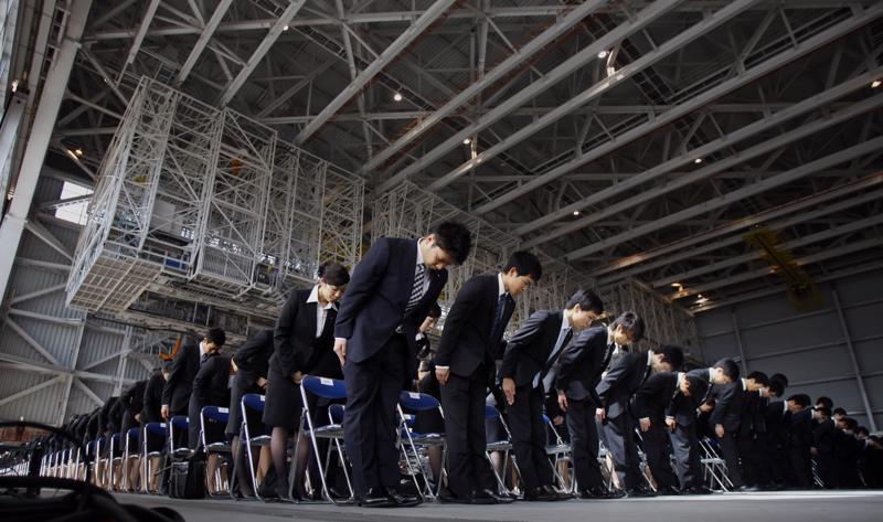 Không những không tin chủ doanh nghiệp, người lao động Nhật cũng không tin tưởng vào đồng nghiệp và nhóm làm việc chung - Ảnh: Japan Times.