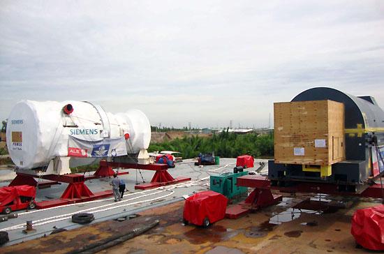 Cụm tuabin khí - máy phát số 1 do Tập đoàn Siemens (Đức) chế tạo đã về đến công trường nhà máy điện Nhơn Trạch 2 ngày 15/7 vừa qua.