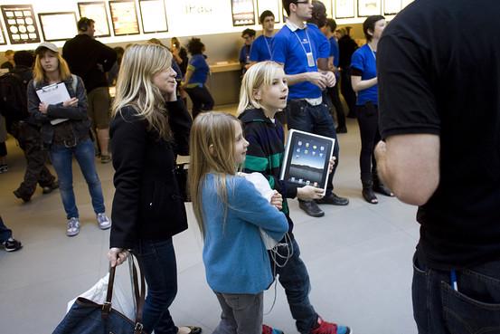 Những khách hàng mua iPad đầu tiên tại gian hàng của Apple ở Fifth Avenue, Mỹ, hôm 3/4 - Ảnh: WSJ.