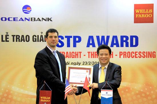 OceanBank nhận giải thưởng ngân hàng có tỷ lệ công điện đạt chuẩn cao từ Wells Fargo.