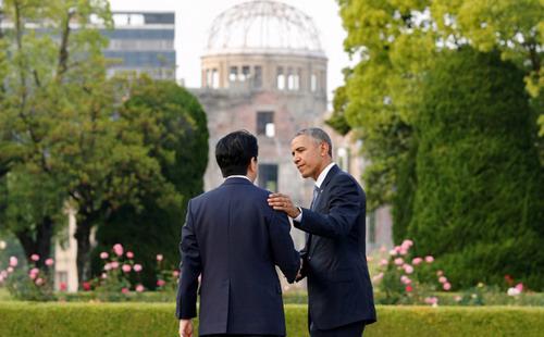 Hai nhà lãnh đạo hàng đầu của Mỹ và Nhật trước đài tưởng niệm Atomic Bomb Dome - Ảnh: Reuters.<br>