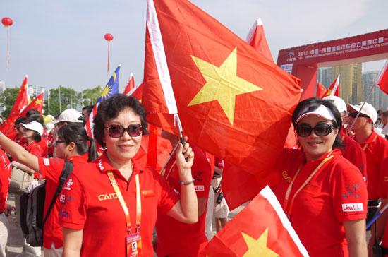 Nhiều thành viên trong đoàn hào hứng chụp ảnh với cờ Việt Nam - Ảnh: Vinh Nguyễn.