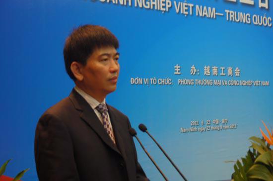 Ông Đinh Nguyên Long, Phó giám đốc Sở Thương mại tỉnh Quảng Tây cho biết tại Diễn đàn Hợp tác doanh nghiệp Việt - Trung diễn ra hồi cuối tuần qua - Ảnh: Vinh Nguyễn.