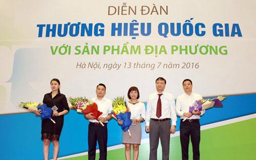 Đại diện PVFCCo (đứng giữa) nhận Kỷ niệm chương và hoa của Ban tổ chức.