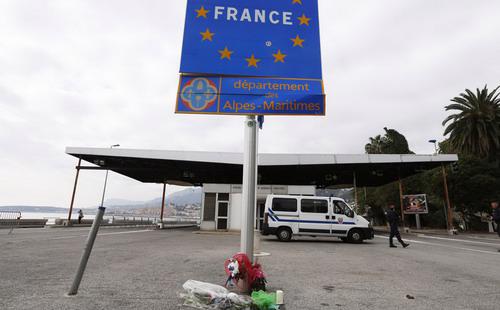Cảnh sát Pháp đang phong tỏa chặt chẽ các khu vực biên giới - Ảnh: The Independent.