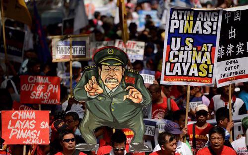 Người Philippines biểu tình chống Trung Quốc tại Manila - Ảnh: Forbes.<br>