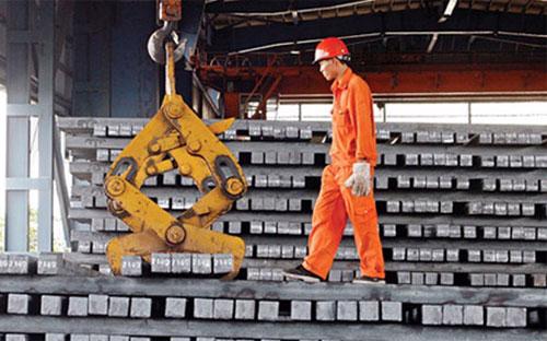 Hàng hóa nhập khẩu bị áp dụng biện pháp tự vệ bao gồm phôi thép hợp kim 
và không hợp kim, các sản phẩm thép dài hợp kim và không hợp kim (bao 
gồm thép cuộn và thép thanh) nhập khẩu vào Việt Nam.