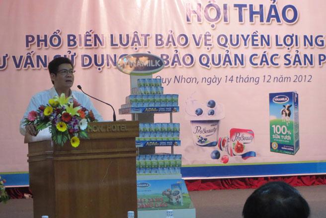 Ông Nguyễn Hồng Sinh, Giám đốc Chi nhánh Vinamilk tại Đà Nẵng chia sẻ với người tiêu dùng tại Bình Định về Vinamilk.