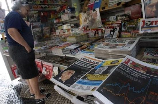 Tại một sạp báo ở Lisbon, Bồ Đào Nha trong những ngày ảnh hưởng của cuộc khủng hoảng nợ châu Âu lan rộng - Ảnh: Reuters.