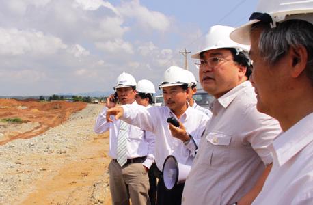 Phó thủ tướng Hoàng Trung Hải thị sát tuyến giao thông vận tải sản phẩm alumin Lâm Đồng - Ảnh Chinhphu.vn