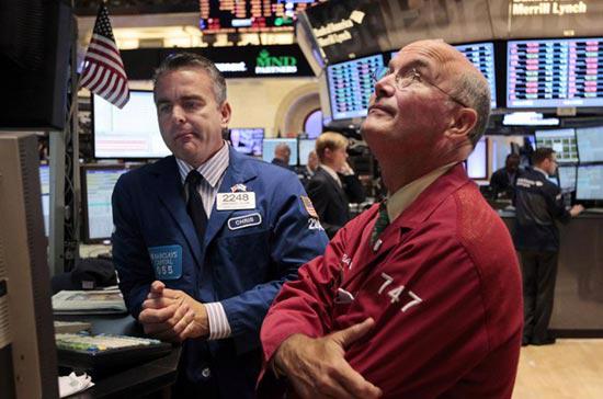 Nhà đầu tư trên thị trường cổ phiếu đã bớt lo lắng hơn về tình hình châu Âu - Ảnh: Reuters.