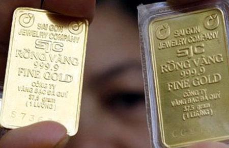 Quy đổi theo giá USD tự do và chưa tính chi phí, giá vàng thế giới hiện tương đương 42,65 triệu đồng/lượng, thấp hơn giá vàng SJC bán lẻ trong nước 2,4 triệu đồng/lượng.