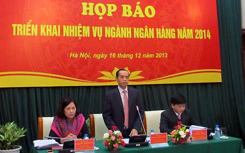 Phó thống đốc Nguyễn Đồng Tiến (giữa), người phát ngôn của Ngân hàng Nhà nước, chủ trì cuộc họp báo chiều ngày 16/12.<br>