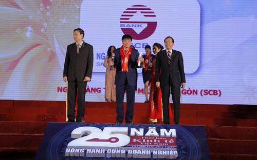 Ông Lại Quốc Tuấn, Phó tổng giám đốc SCB nhận giải thưởng Thương hiệu mạnh Việt Nam 2015.