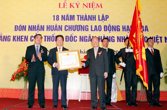 Ông Nguyễn Sinh Hùng, Chủ tịch Quốc hội, trao Huân chương Lao động hạng ba cho Ban lãnh đạo SHB.