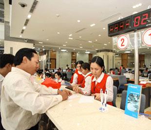 Hoạt động giao dịch tại một chi nhánh của Sacombank.