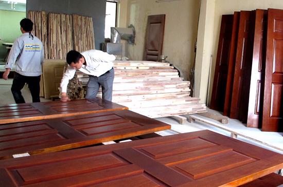 Sản phẩm cửa gỗ công nghiệp đang chờ bàn giao cho khách hàng - Ảnh: Anh Quân