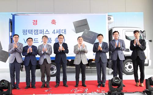 Phó chủ tịch Samsung Electronics, Kwon Oh-hyun (thứ 4 từ bên phải) cùng lãnh đạo cấp cao của công ty tham gia lễ khai trương nhà máy chíp mới tại Pyeongtaek, tỉnh Gyeonggi, Hàn Quốc ngày 4/7 - Ảnh: Korea Times.
