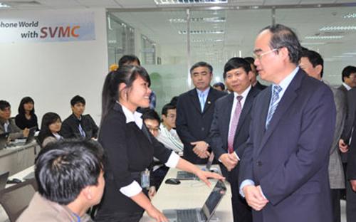Phó thủ tướng Nguyễn Thiện Nhân đến thăm nhà máy của Samsung tại Bắc Ninh<br>
