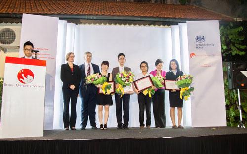 Bốn sinh viên British University Vietnam xuất sắc nhất đã được đại diện 
Đại sứ quán Anh quốc, đại diện British University Vietnam và Đại học 
Staffordshire trao tặng Học bổng Hoàng tử Andrew 2012 sau khi trải qua 
nhiều vòng thi khắt khe. 