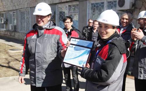 Một cán bộ Việt Nam học về quản lý và vận hành nhà máy điện hạt nhân đang nhận giấy phép lao động tại Nga - Ảnh: Tổng công ty Sông Đà.<br>