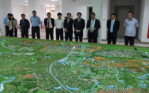 Đoàn công tác Ban Kinh tế Trung ương và lãnh đạo tỉnh Thái Nguyên thăm sa bàn khu tổ hợp Yên Bình, nơi Samsung xây dựng tổ hợp công nghệ cao.