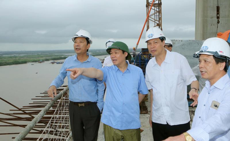 Phó thủ tướng Vương Đình Huệ thị sát dự án cao tốc Hải Phòng - Hạ Long và cầu Bạch Đằng, ngày 25/8.<br>