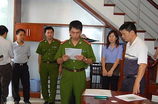 Ngày 13/5/2010, cơ quan công an đọc lệnh khám xét nơi ở của Hà Thùy Linh - đầu mối của vụ việc - Ảnh: ANTĐ.